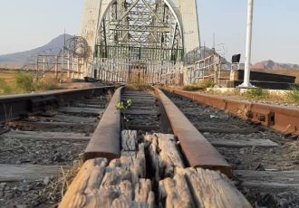 پل آهنی جلفا، نشانی از سه دلار