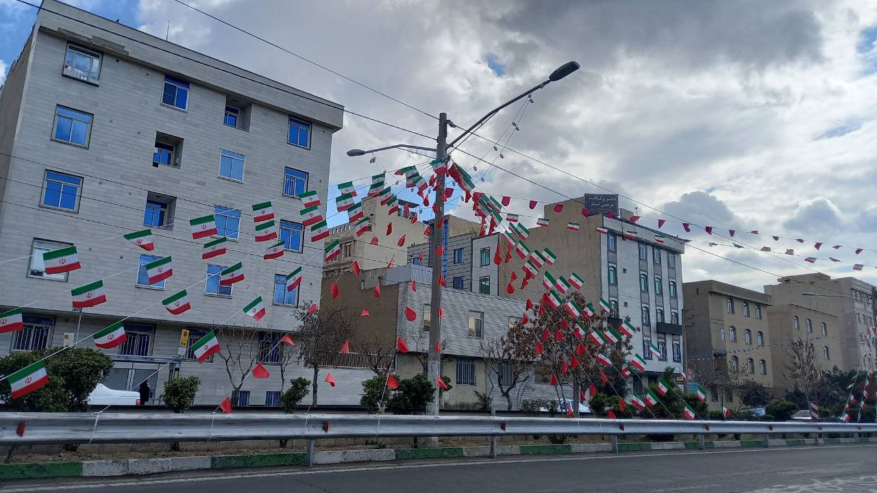 سیمای دارالمومنین تهران با ۱۵هزار متر آذین‌بندی رنگ شادی گرفت