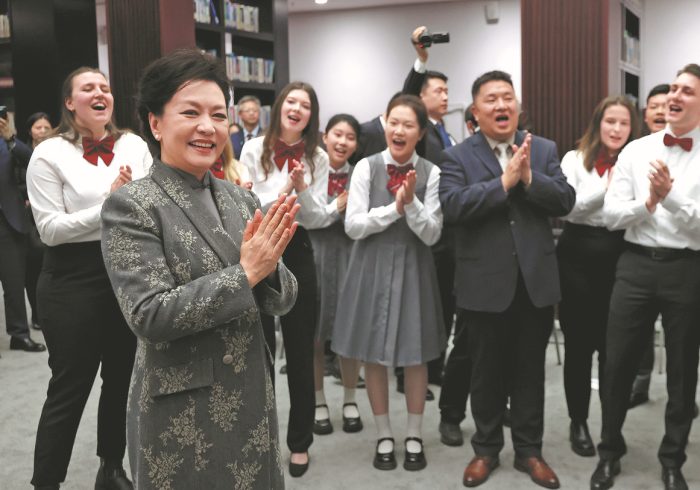 دیدار همسر رئیس جمهور چین با معلمان و دانش آموزان یک گروه کُر«بورگ» آلمان